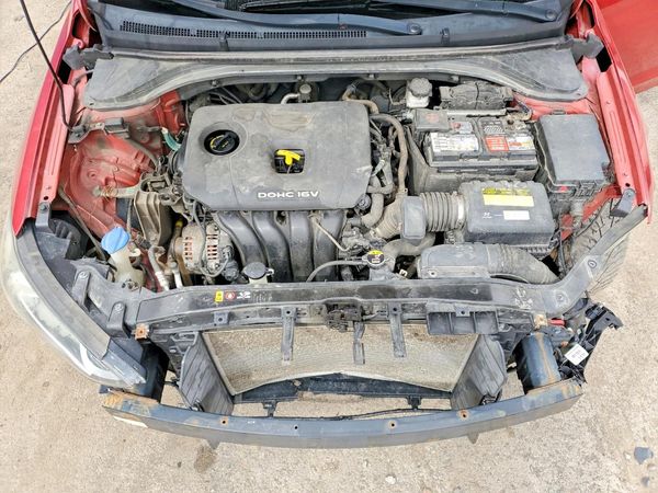 2017 HYUNDAI ELANTRA SE Base — Engine bay