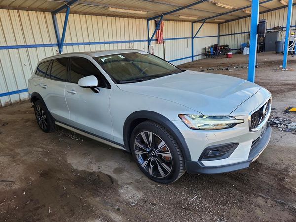 2020 VOLVO V60 CROSS COUNTRY Momentum