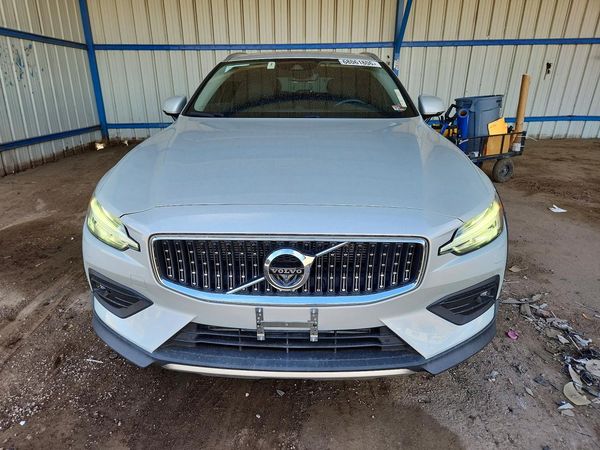 2020 VOLVO V60 CROSS COUNTRY Momentum