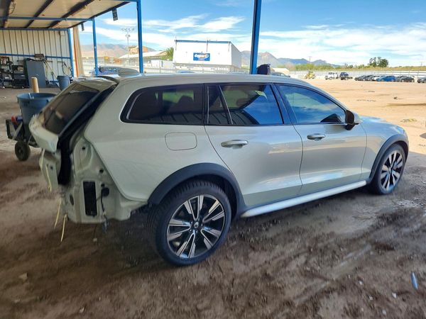 2020 VOLVO V60 CROSS COUNTRY Momentum