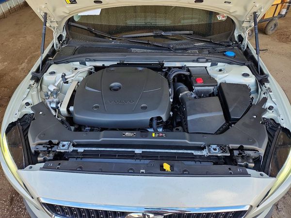 2020 VOLVO V60 CROSS COUNTRY Momentum
