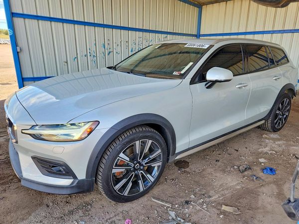 2020 VOLVO V60 CROSS COUNTRY Momentum