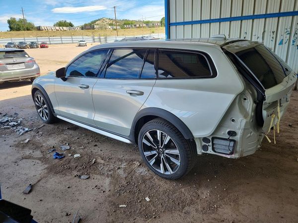 2020 VOLVO V60 CROSS COUNTRY Momentum