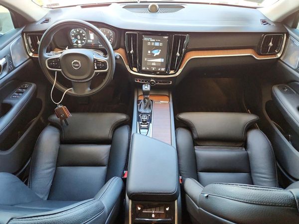 2020 VOLVO V60 CROSS COUNTRY Momentum