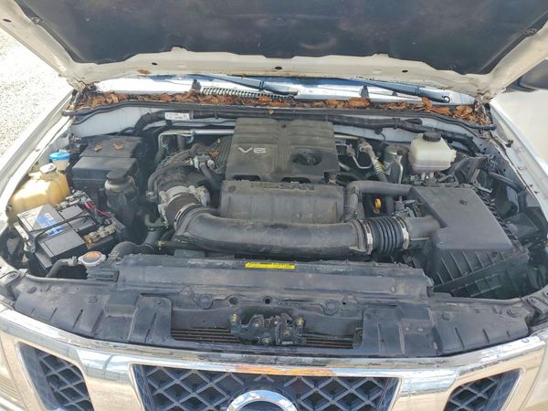 2020 NISSAN FRONTIER — Engine bay