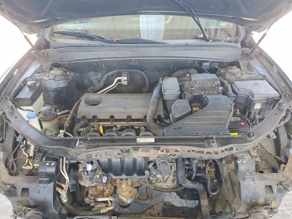 2012 HYUNDAI SANTA FE GL(Middle-low ) — Engine bay