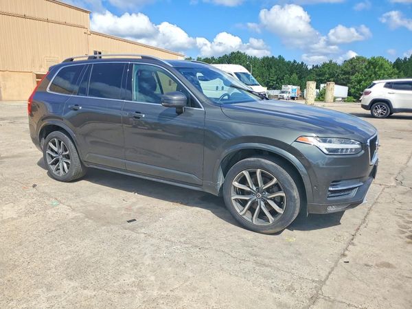 2018 VOLVO XC90 Momentum — Passenger 3/4