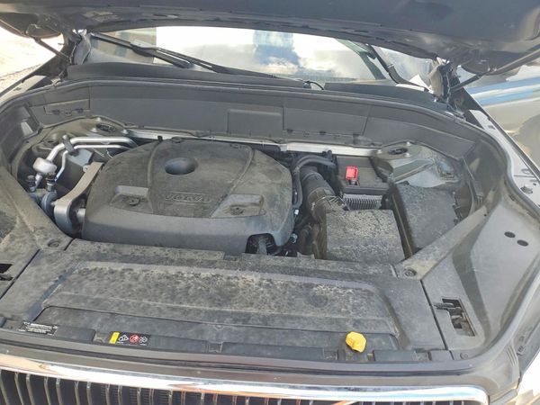 2018 VOLVO XC90 Momentum — Engine bay