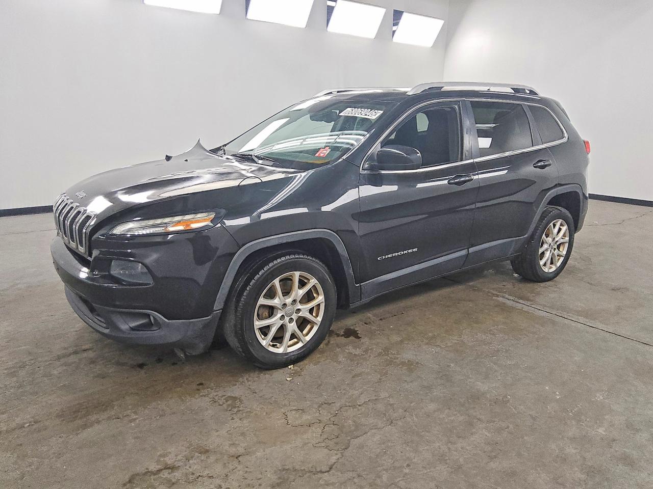 2015 JEEP CHEROKEE Latitude — Front 3/4