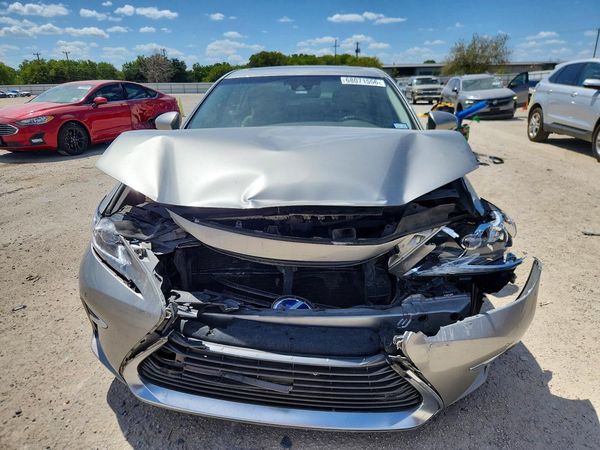 2017 LEXUS ES 300h