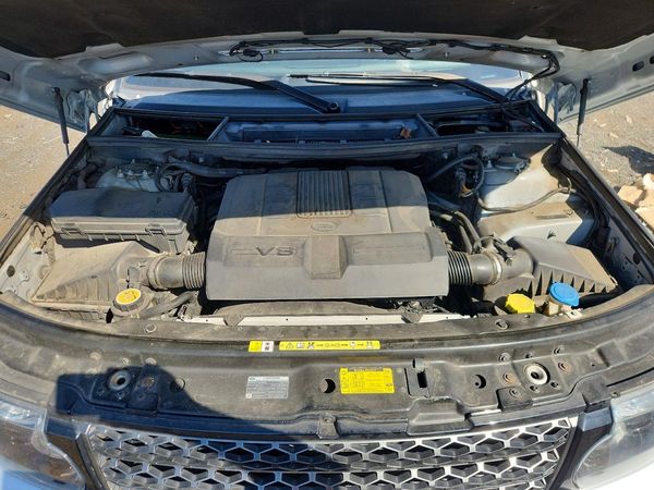 2012 LAND ROVER RANGEROVER HSE — Engine bay