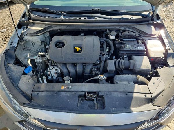 2020 HYUNDAI ELANTRA — Engine bay