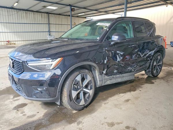 2026 VOLVO XC40 Plus Dark