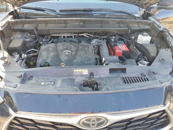 2021 TOYOTA HIGHLANDER — Engine bay