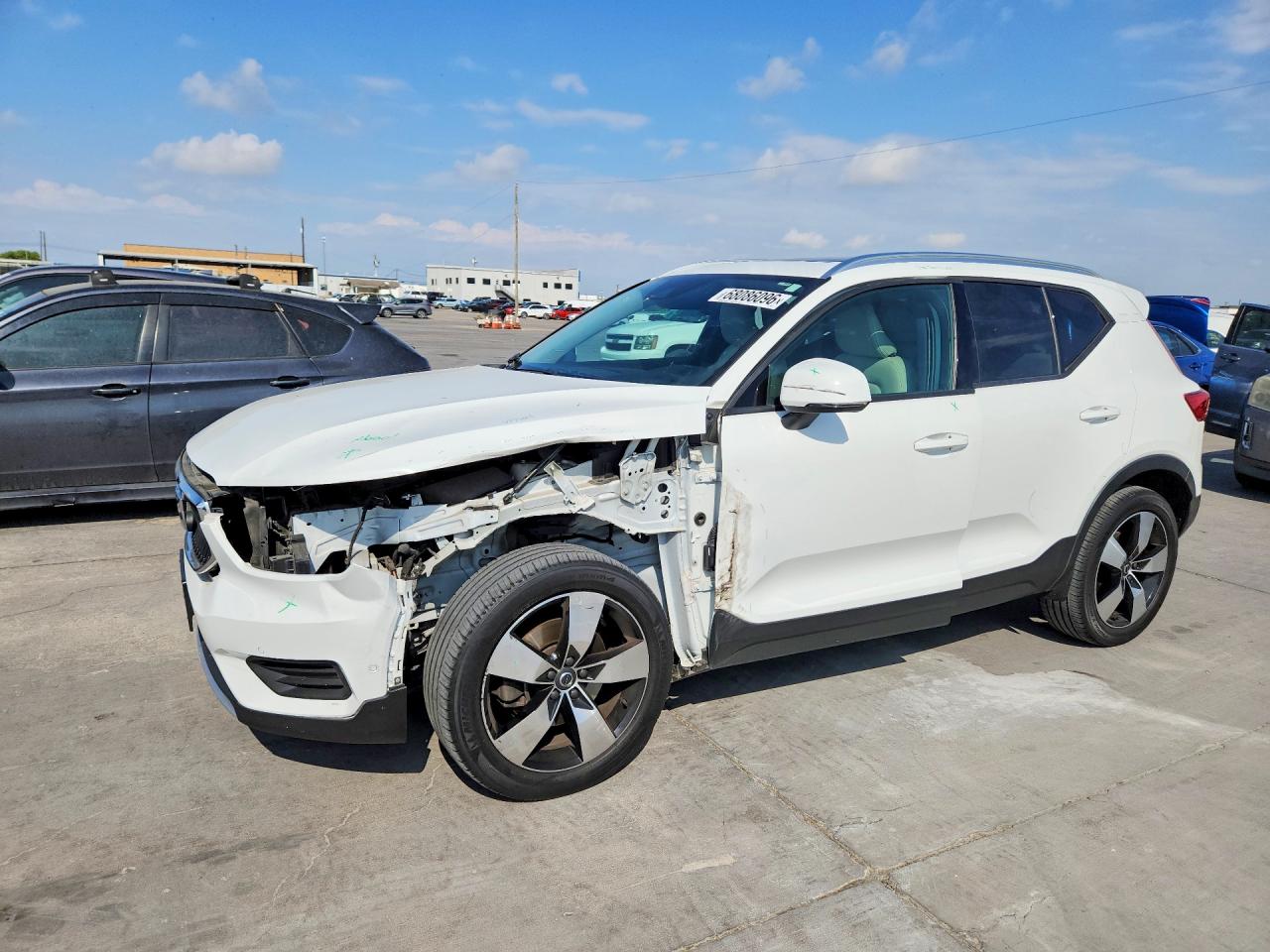 2019 VOLVO XC40 Momentum — Front 3/4