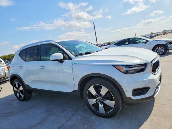 2019 VOLVO XC40 Momentum — Passenger 3/4