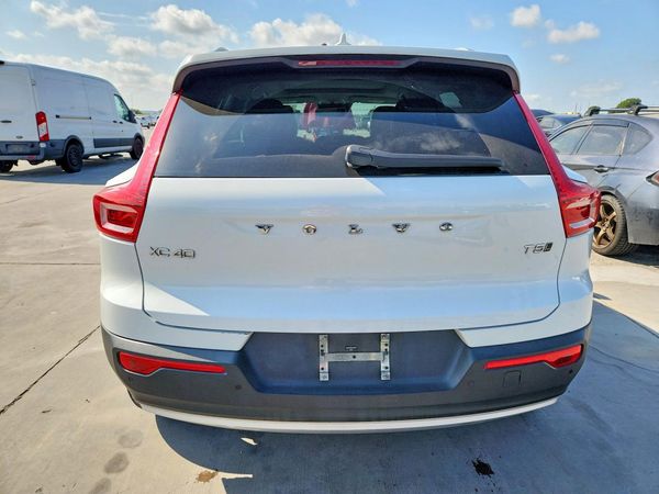 2019 VOLVO XC40 Momentum — DIRR