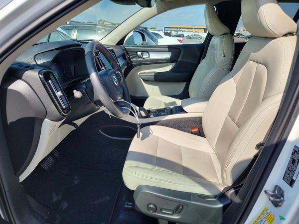 2019 VOLVO XC40 Momentum — DENT