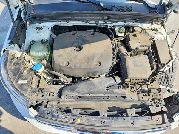 2019 VOLVO XC40 Momentum — Engine bay