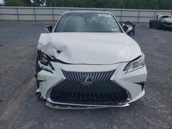 2019 LEXUS ES