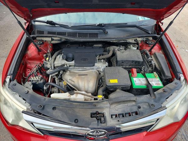 2013 TOYOTA CAMRY — Engine bay