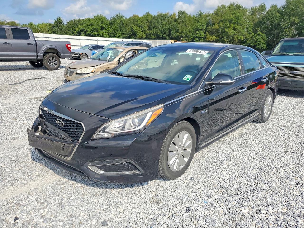 2016 HYUNDAI SONATA GL (Middle-Low) — Front 3/4