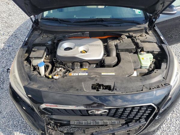 2016 HYUNDAI SONATA GL (Middle-Low) — Engine bay