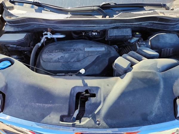 2017 HONDA PILOT EX — Engine bay