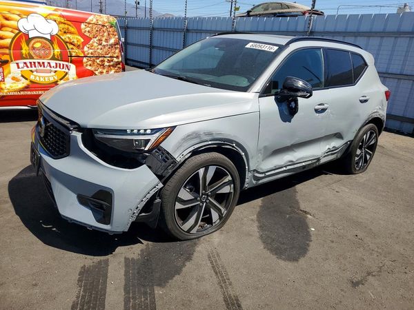 2024 VOLVO XC40