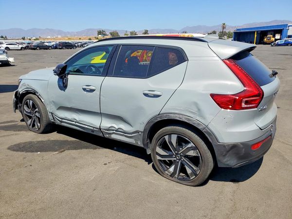2024 VOLVO XC40