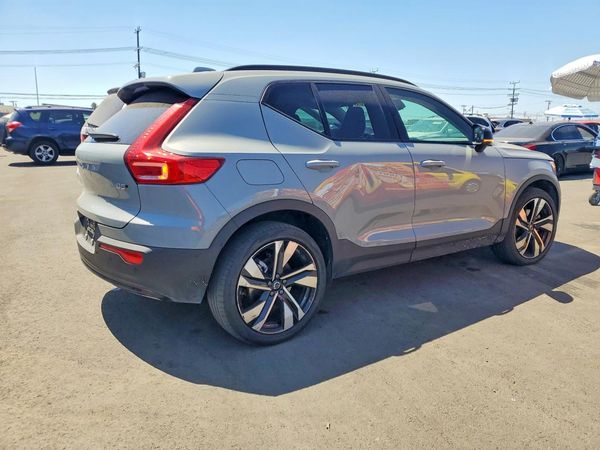 2024 VOLVO XC40