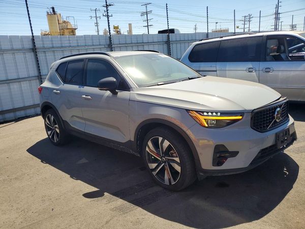 2024 VOLVO XC40