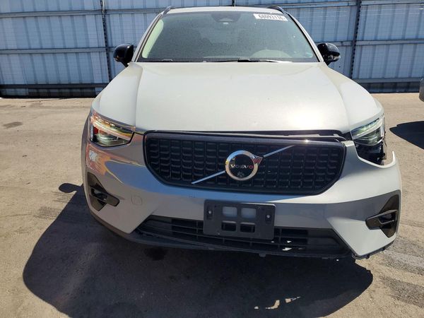 2024 VOLVO XC40