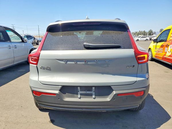 2024 VOLVO XC40