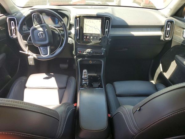 2024 VOLVO XC40