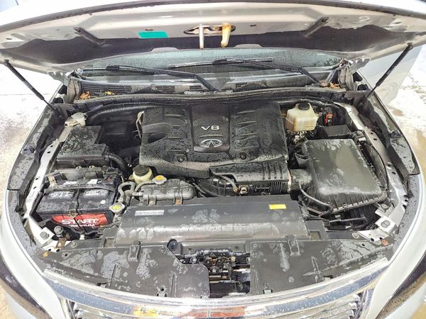 2013 INFINITI QX56 — Engine bay