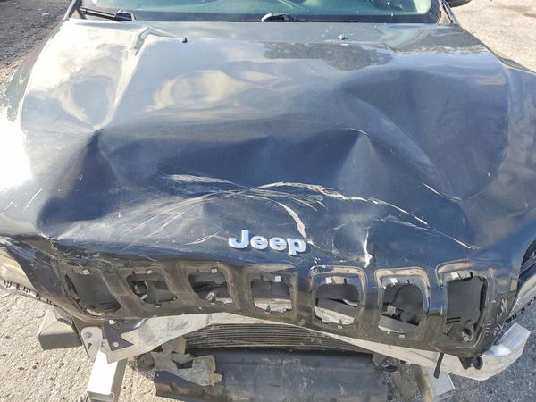 2020 JEEP CHEROKEE Limited — Engine bay