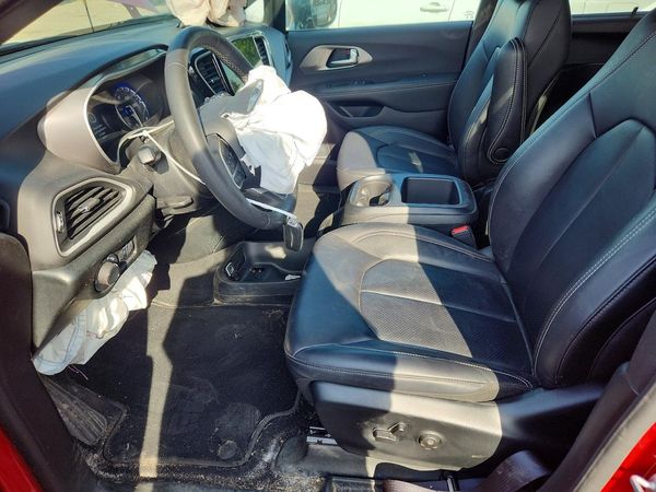 2025 CHRYSLER VOYAGER LX