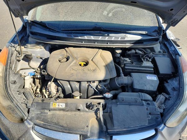 2012 HYUNDAI ELANTRA GLS(Middle grade) — Engine bay