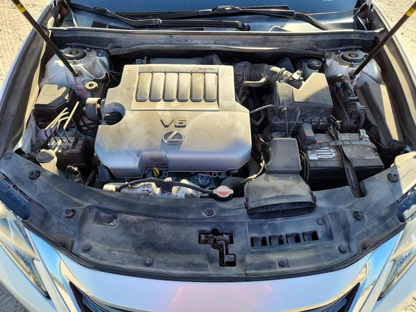 2016 LEXUS ES — Engine bay