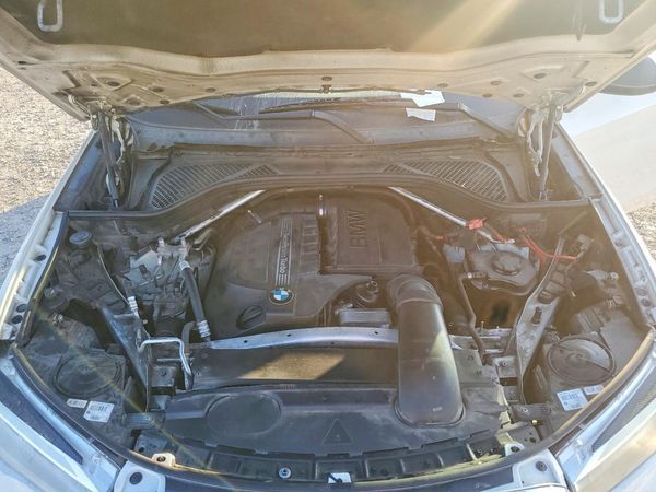 2014 BMW X5 xDrive35i — Engine bay