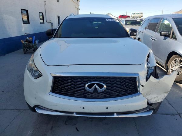2017 INFINITI QX70
