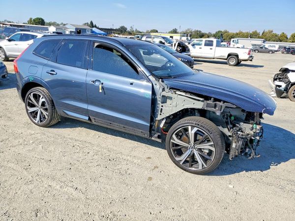 2022 VOLVO XC60 R-Design — Passenger 3/4