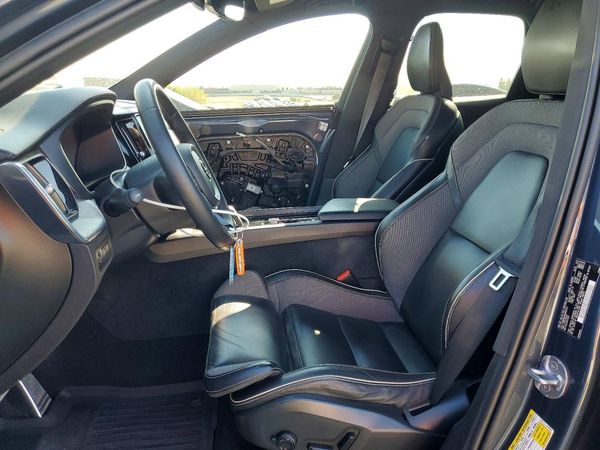 2022 VOLVO XC60 R-Design — DENT