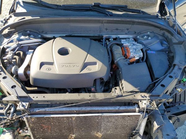 2022 VOLVO XC60 R-Design — Engine bay