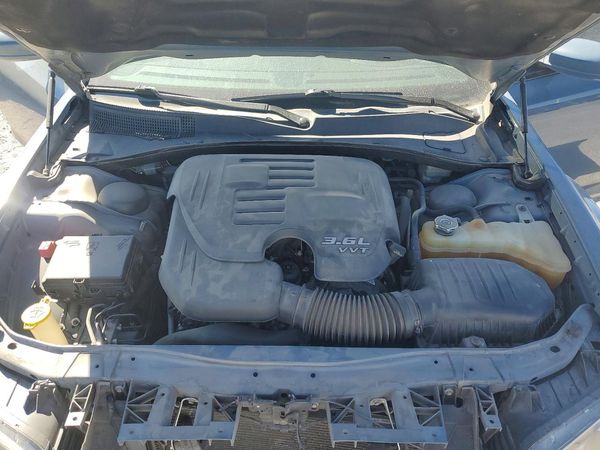 2014 CHRYSLER 300 S RWD — Engine bay