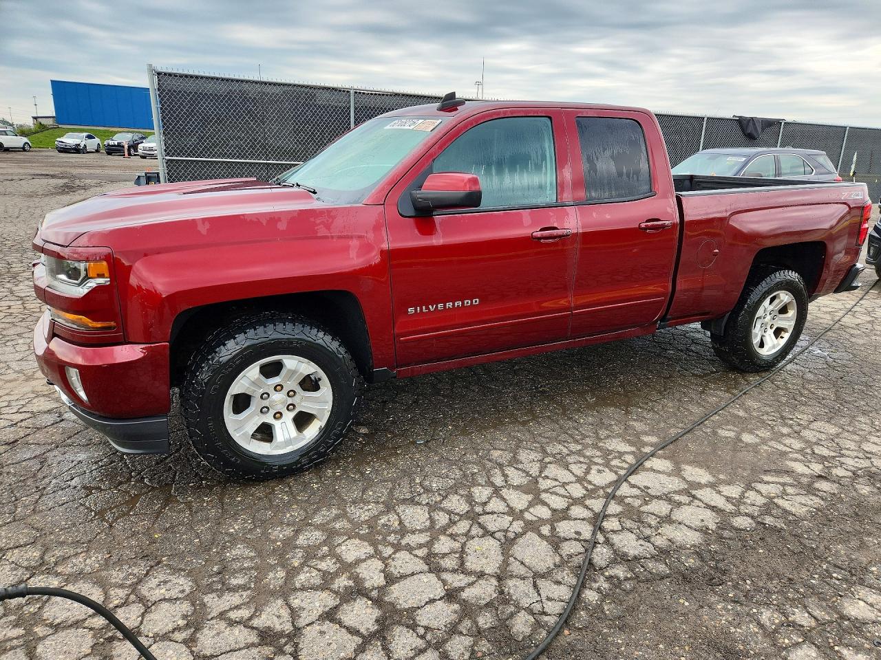 2017 CHEVROLET SILVERADO LT — Front 3/4