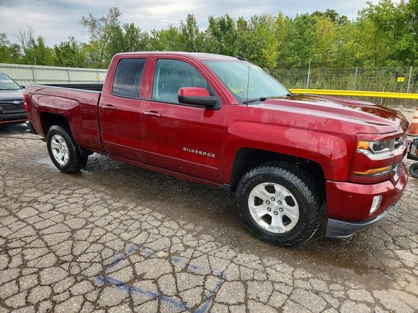 2017 CHEVROLET SILVERADO LT — Passenger 3/4