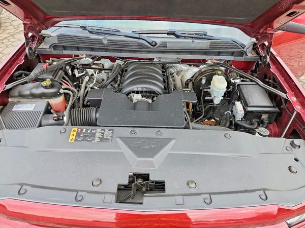 2017 CHEVROLET SILVERADO LT — Engine bay