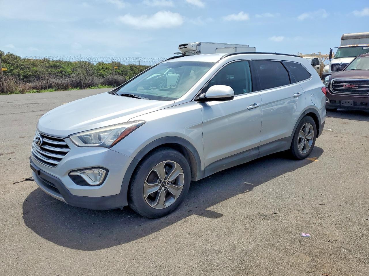 2015 HYUNDAI SANTA FE GL — Front 3/4